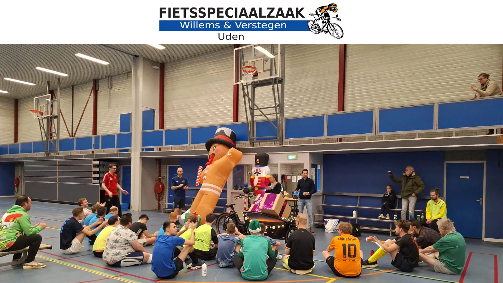 Fietsspeciaalzaak Willems & Verstegen schenkt G-voetballers nieuwe trainingspakken