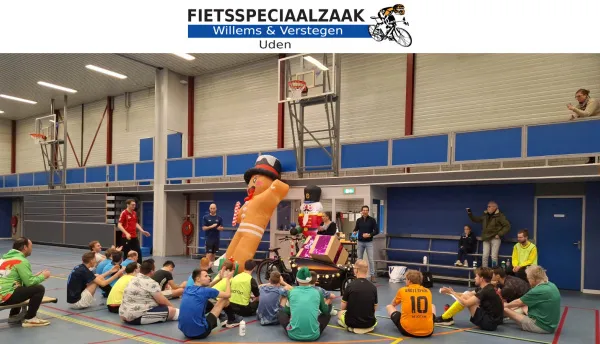 Fietsspeciaalzaak Willems & Verstegen schenkt G-voetballers nieuwe trainingspakken