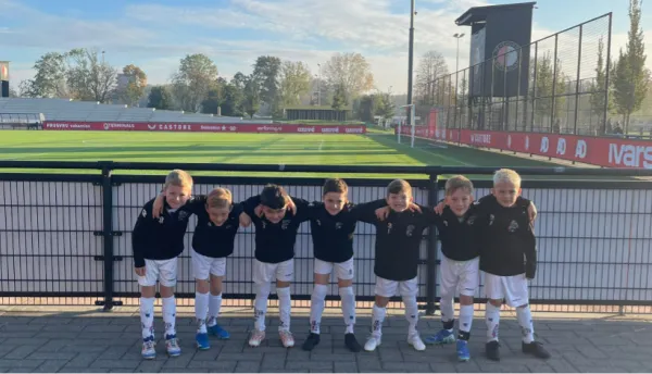 UDI'19 JO8-1 op bezoek bij Feyenoord